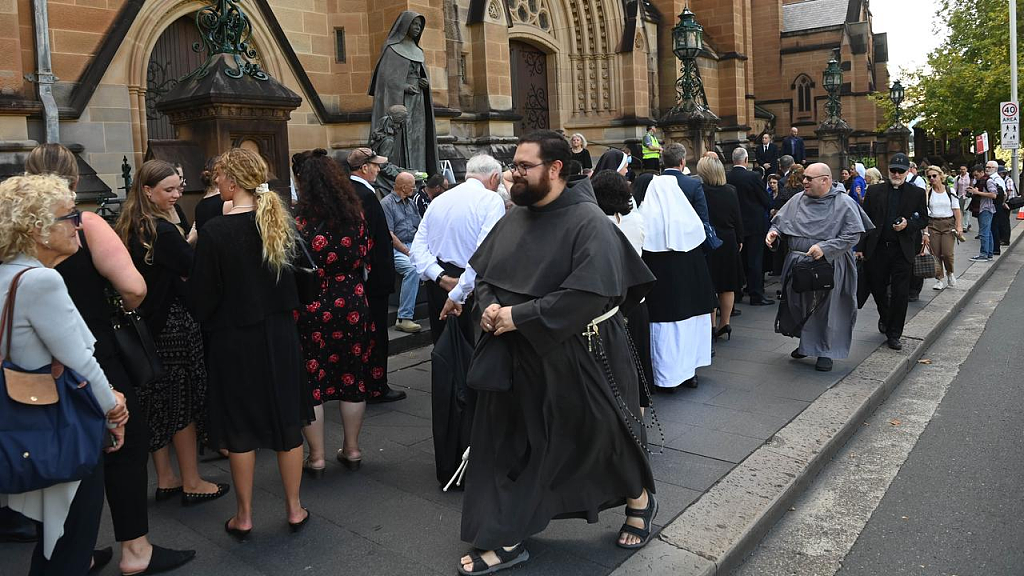 澳红衣主教悉尼葬礼引发冲突，抗议者举牌高喊“下地狱”！1人被捕（组图） - 3