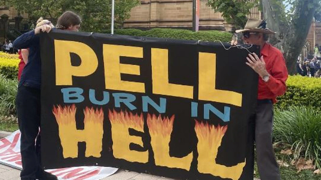 澳红衣主教悉尼葬礼引发冲突，抗议者举牌高喊“下地狱”！1人被捕（组图） - 2