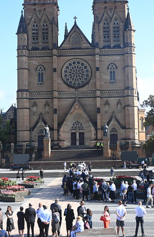 澳红衣主教悉尼葬礼引发冲突，抗议者举牌高喊“下地狱”！1人被捕（组图） - 4