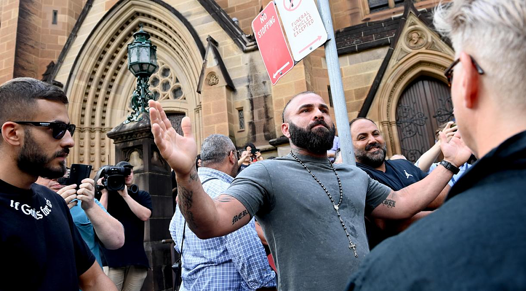 澳红衣主教悉尼葬礼引发冲突，抗议者举牌高喊“下地狱”！1人被捕（组图） - 7