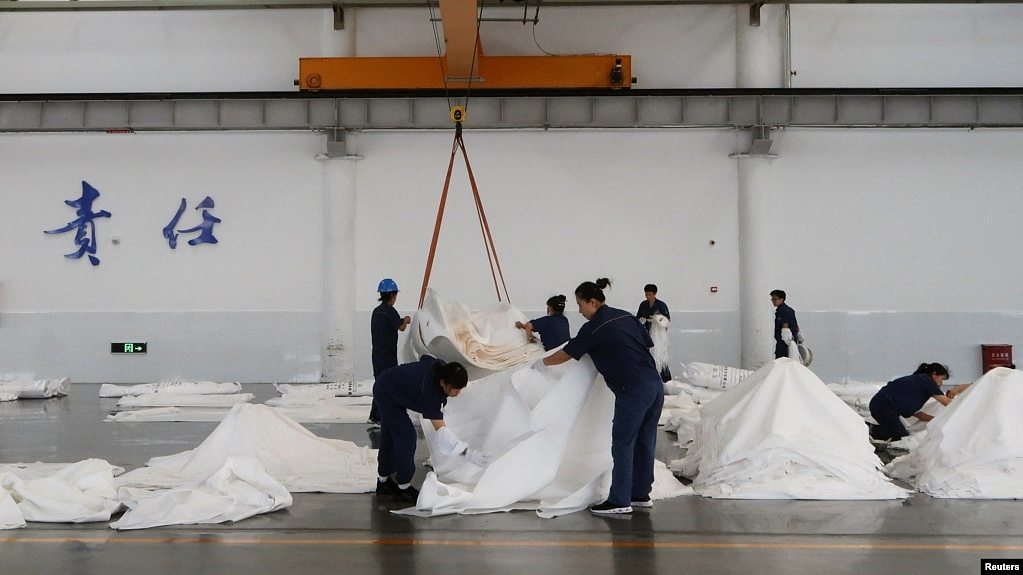 中国山东省德州景津压滤机集团的工人正在工作。（2022年8月25日）
