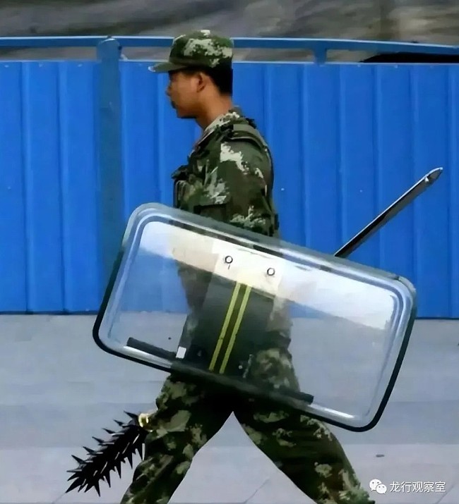为了中印边界冲突，解放军特别制作的狼牙棒。 图: 翻摄自龙行观察室