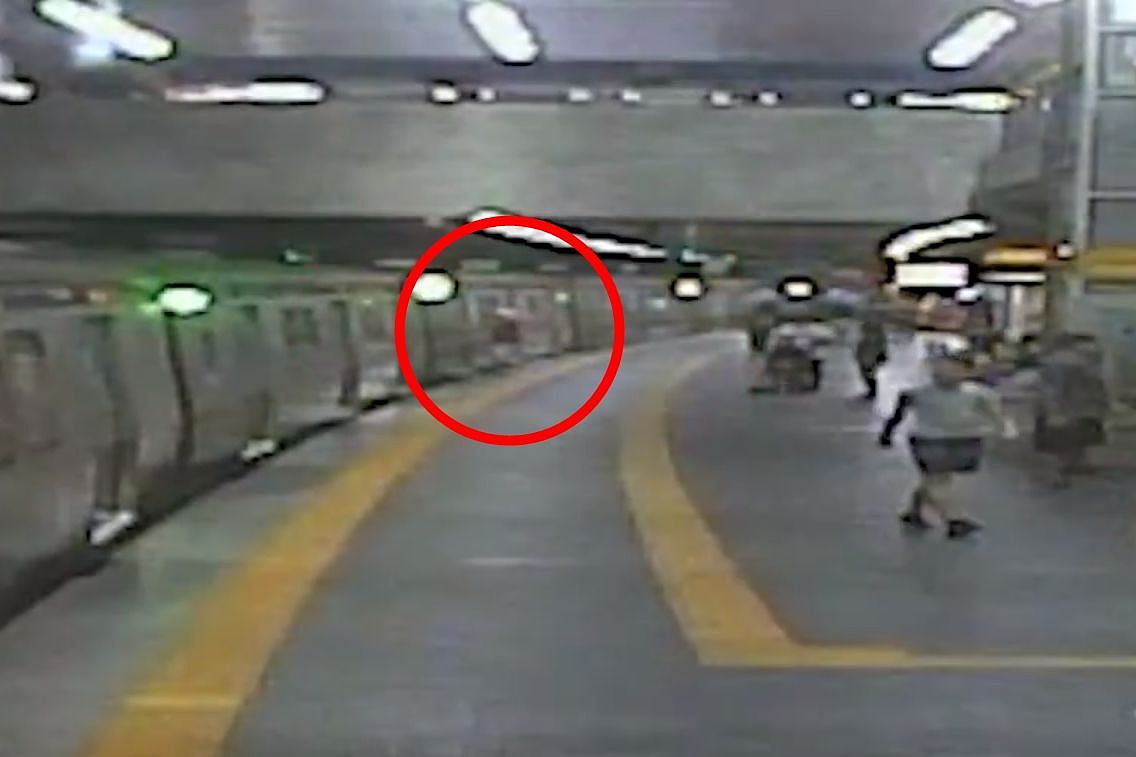 ▲▼ 巴西里约一名老公搭地铁手被夹住，惨遭拖行身亡。 （图／翻摄自g1）