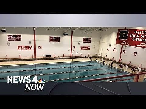 两名华裔青少年去年6月在新泽西州贝玉恩市林肯社区学校游泳池溺毙，家属即将对市政府、学区、泳池救生员提起诉讼求偿亿元。图为出事的游泳池。（NBC纽约四号频道画面截屏）