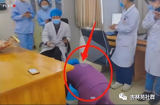 河南某医院科室医护排队给主任磕头领红包引热议（视频/图） - 1
