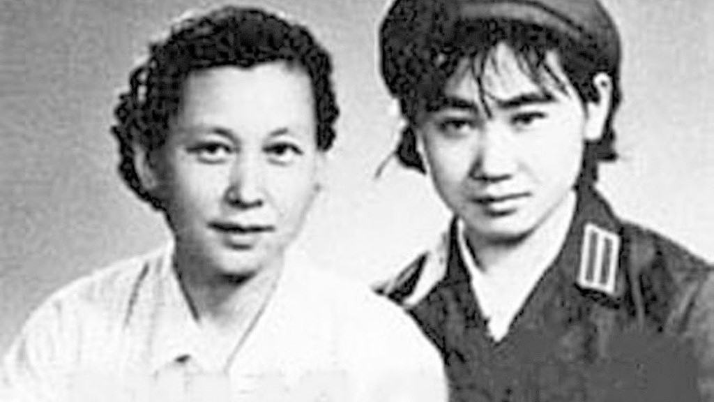 张梅(左)与林彪育有一女林晓霖（图右）。