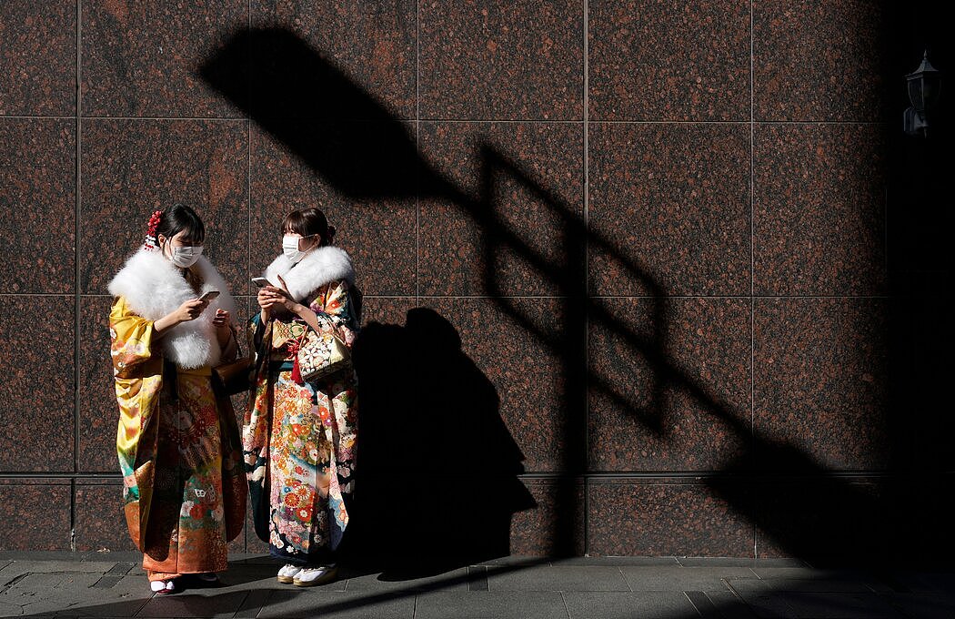 1月，在日本横滨的一个表演艺术场所外，穿着和服和防护口罩的年轻日本女性。