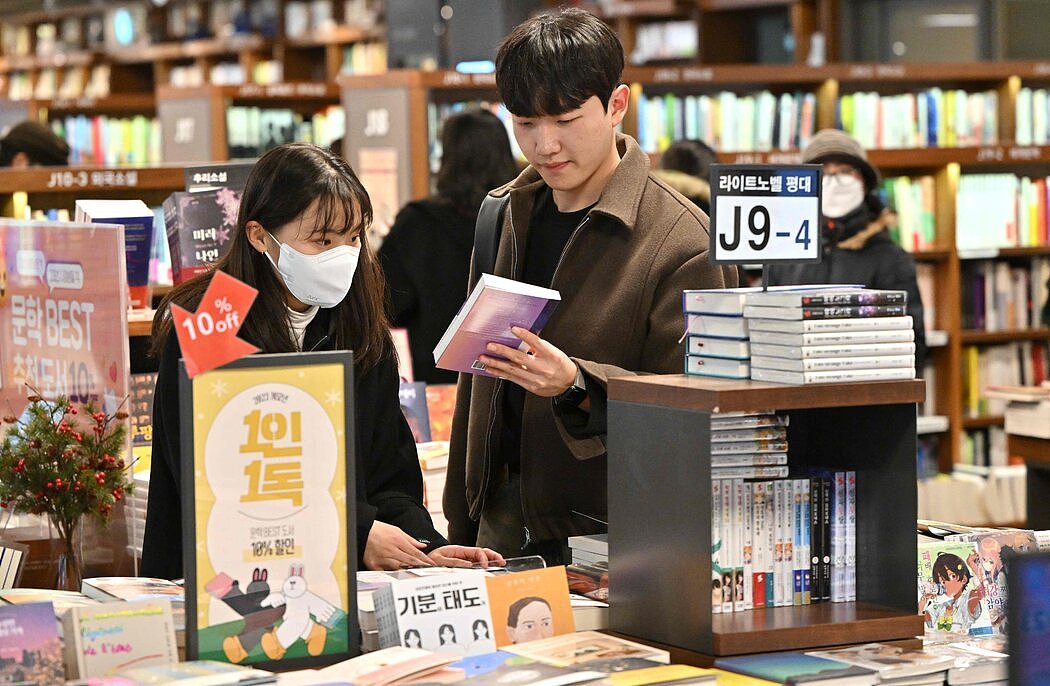 周一，首尔的一家书店，此前随着新冠病例减少，韩国取消了室内口罩强制令。