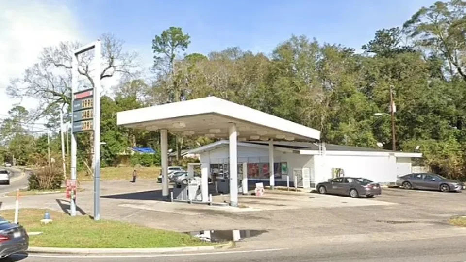 美國阿拉巴馬州（Alabama）一間加油站，有民眾發現一條男性生殖器。（圖／翻攝自《每日郵報》）