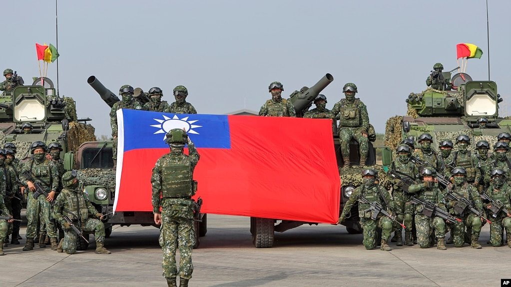 台湾士兵在高雄举行抗击中国军队入侵的军演前拍集体合照。（2023年1月11日）