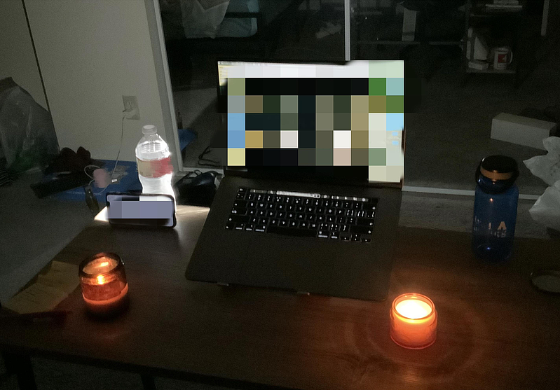 公寓經常突發停電，小昕只能用自己的香薰蠟燭照明。（受訪者提供）