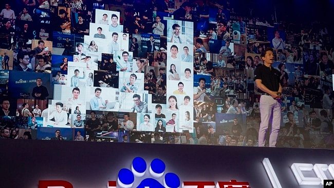 百度首席执行官李彦宏2018年7月4日在中国北京举行的百度开发者大会上宣讲人工智能。