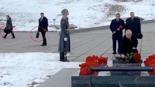 70岁普京单膝跪地献花，“核钥匙”难离左右，警告：不会只用坦克（组图） - 4