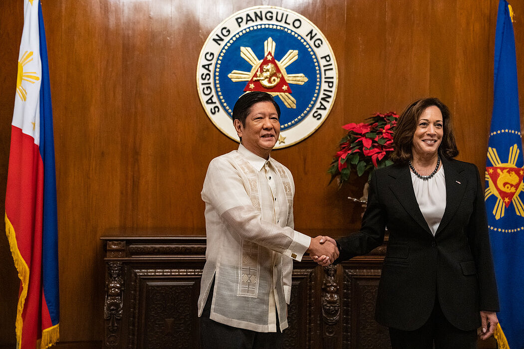菲律宾总统费迪南德·马科斯与美国副总统卡玛拉·哈里斯。自去年上任以来，他一直寻求恢复与美国的关系。