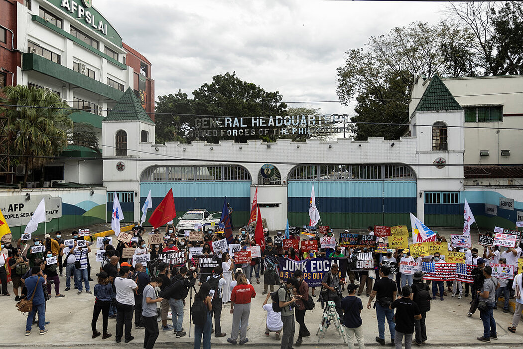 菲律宾活动人士在奎松城的菲律宾军事总部所在地——阿吉纳尔多营外抗议美防长劳埃德·奥斯汀来访，摄于周四。