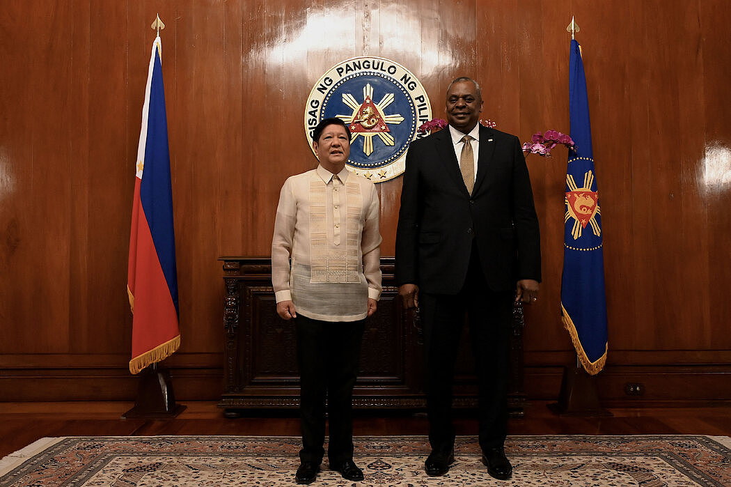 周四，马尼拉，菲律宾总统费迪南德·马科斯与美国国防部长劳埃德·奥斯汀。