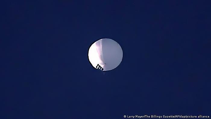 一个银白色球体1日飘浮在美国蒙大拿州上空。