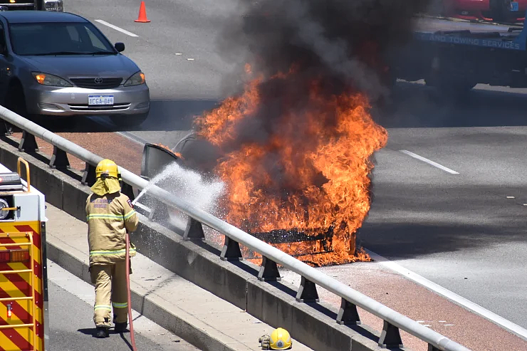 Mitchell Freeway汽车燃起大火，几分钟内烧成空壳，司机安全逃脱(组图） - 2