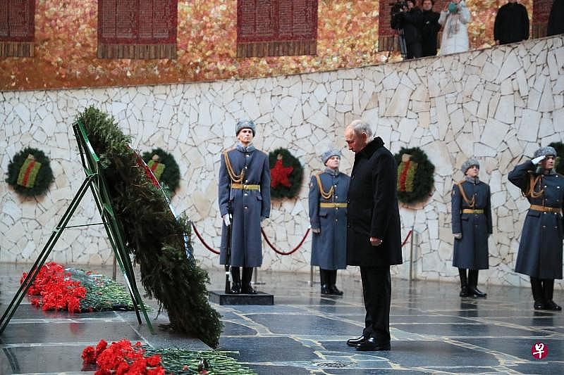普京2月2日下午在伏尔加格勒马马耶夫高地参加敬献花圈仪式，并向阵亡战士默哀。（法新社）