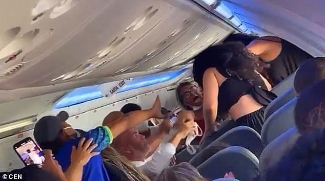 15名巴西女子在飞机上群殴，抹胸背心都滑落了（组图） - 2