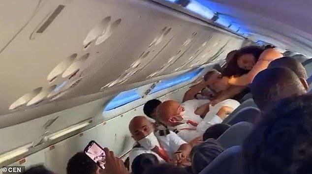 15名巴西女子在飞机上群殴，抹胸背心都滑落了（组图） - 3