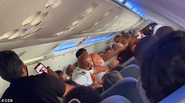 15名巴西女子在飞机上群殴，抹胸背心都滑落了（组图） - 6