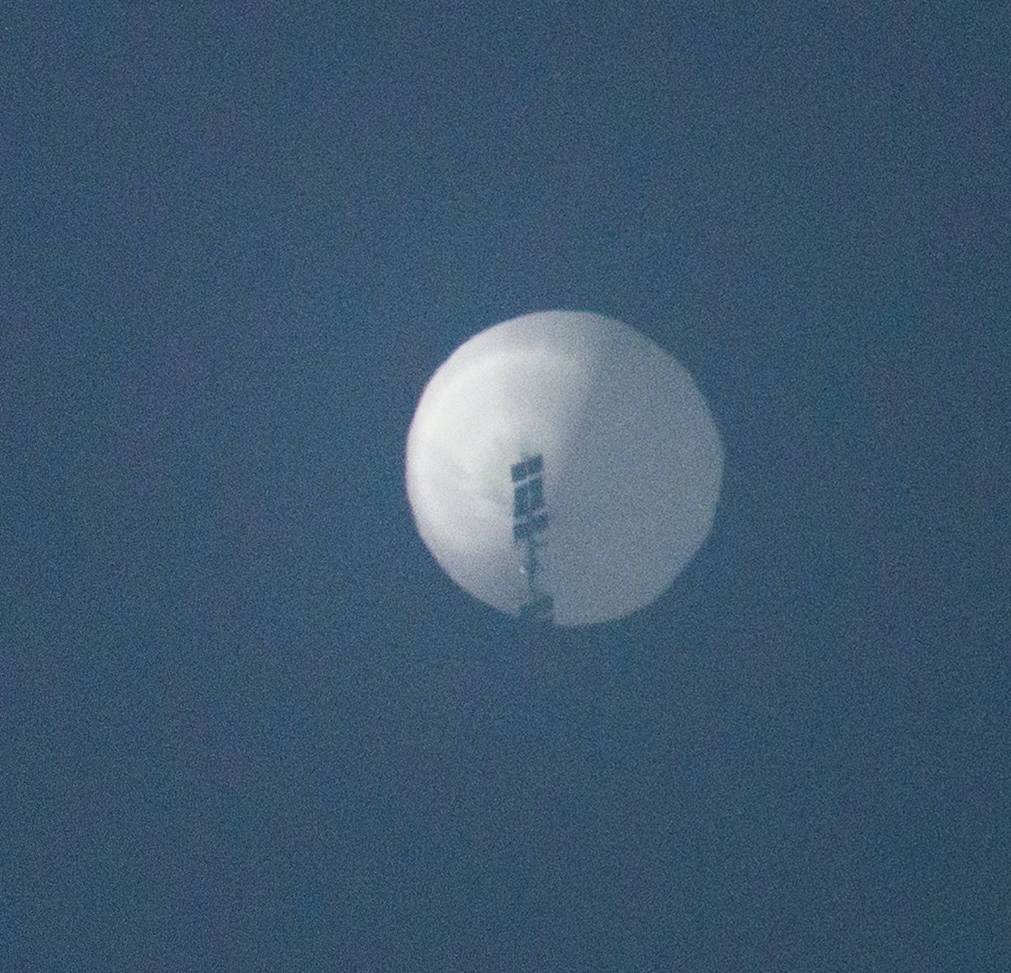 美國指控疑似中國間諜氣球犯境：圖為2023年2月1日，路透社在從社交媒體獲得的這張照片顯示，一個氣球在美國蒙大拿州（Montana）比靈斯（Billings）上空出現。（Reuters）