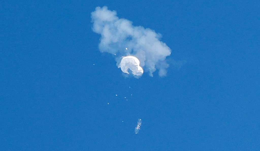 《华盛顿邮报》）4日引述美国官员指出，可能还有第3颗大陆气球在地球另一方进行侦察任务。 （图／路透社）