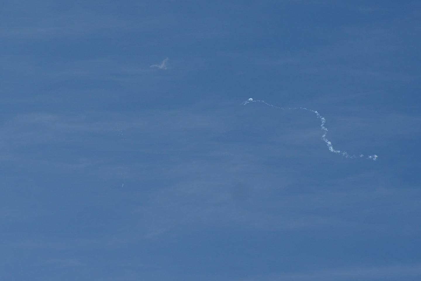 美军2月4日派出战机击落中国气球后，路透社摄影师在北卡罗莱纳州Holden Beach拍摄到疑似该气球被击落之后的情况。 （Reuters）