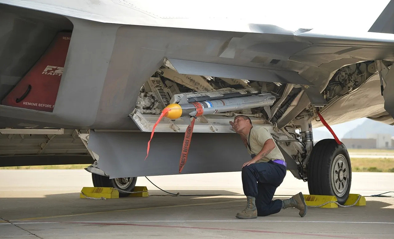 AIM-9X空对空飞弹是美军响尾蛇系列最先进的一款飞弹。 翻摄美国空军网站