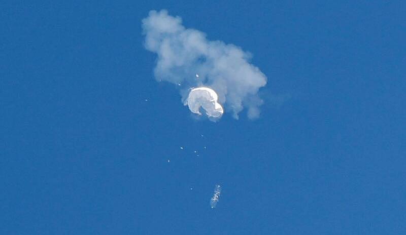 美軍於當地時間4日下午，派出戰機擊落中國間諜氣球，有目擊者表示這顆氣球被擊落後像「1張皺巴巴的衛生紙」般飄落。（路透）