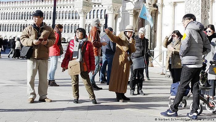 一群中国游客在威尼斯的圣马克广场