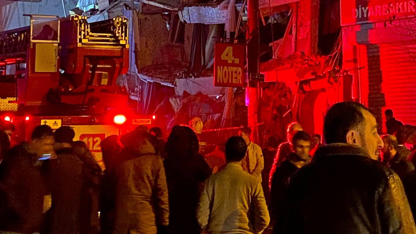 土耳其地震：圖為2023年2月6日，迪亞巴克爾（Diyarbakir）發生地震後，救援人員在部份倒塌的樓房工作。這張照片是路透社從社交媒體上取得。（Reuters）