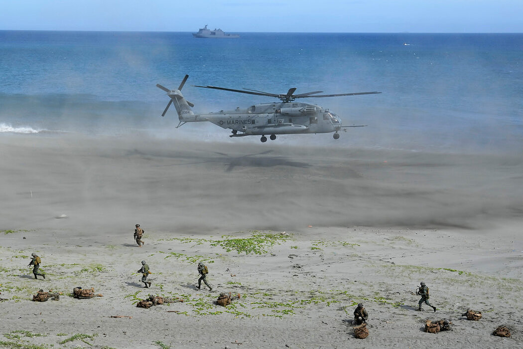 一架美国海军直升机参加一年一度的美菲联合军事演习。上一批美国士兵在1990年代离开菲律宾，该国宪法现在禁止外国军队永久驻扎在菲律宾。