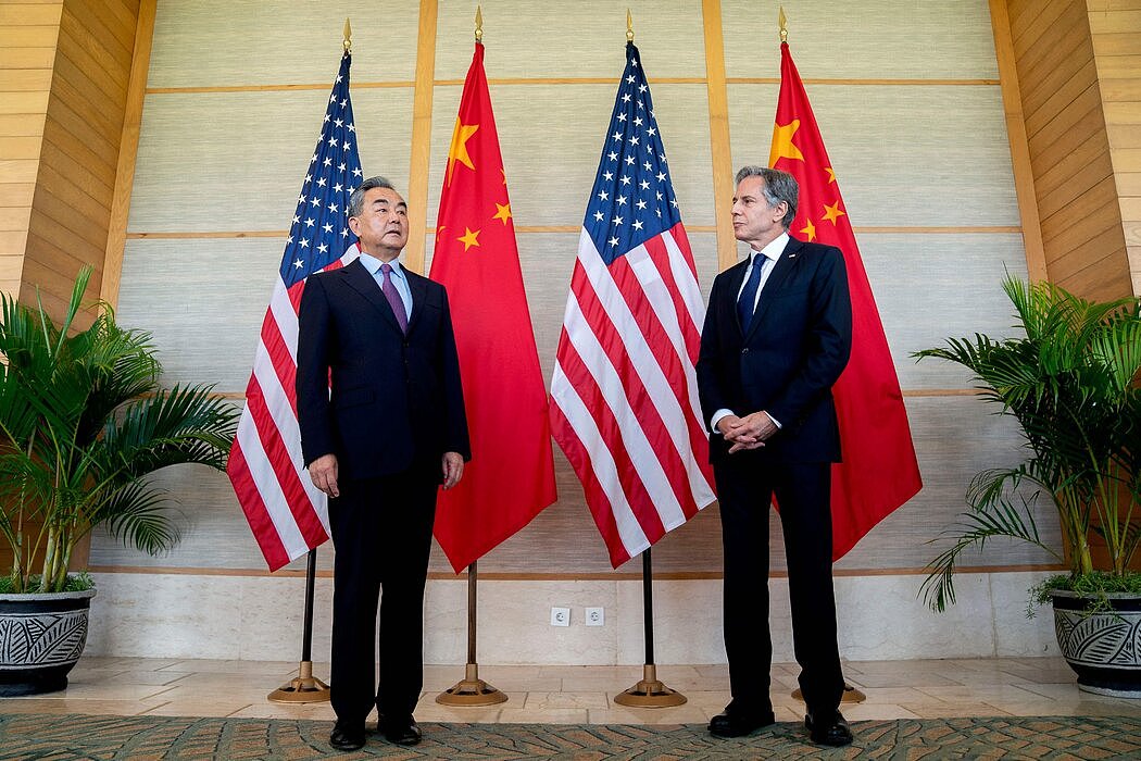 去年7月，国务卿布林肯（右）与中国时任外交部长王毅在印尼巴厘岛会面。