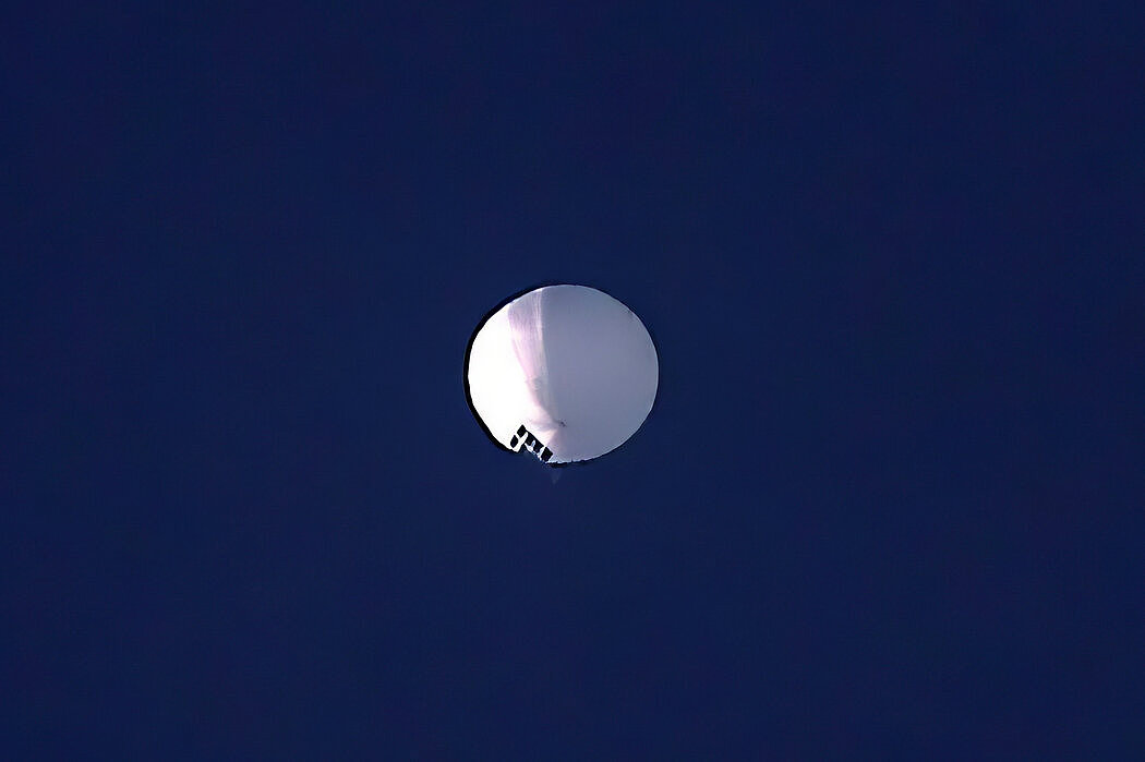 周三，漂浮在蒙大拿州比灵斯市的高空气球。