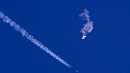 美军战斗机2023年2月4日在美国领空将一个中国间谍气球击落。（美联社）