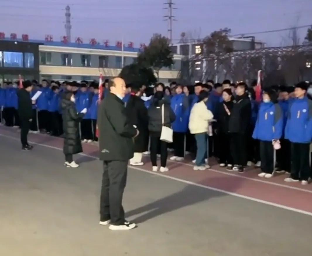 河南一学校带800多名学生徒步自费看《满江红》被骂上热搜（组图） - 2