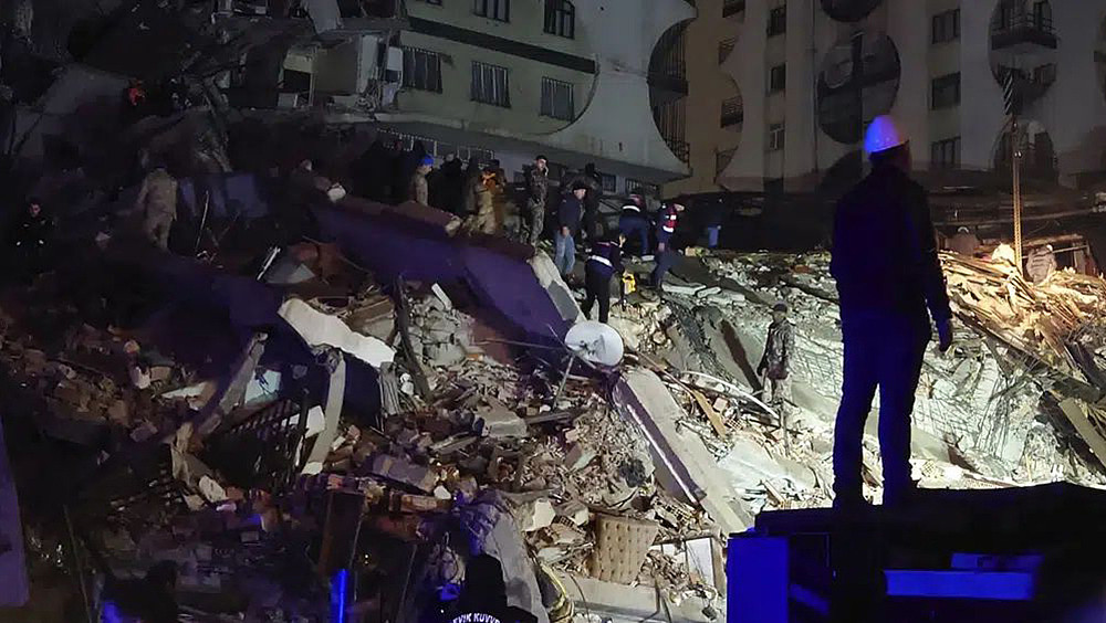 土耳其南部7.8级地震，救援人员正尝试搜救被困居民。 AP