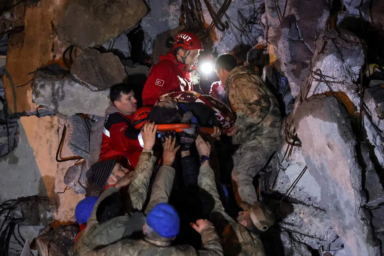消防员和救难人员6日齐力在强震灾区抢救受困者。 路透社
