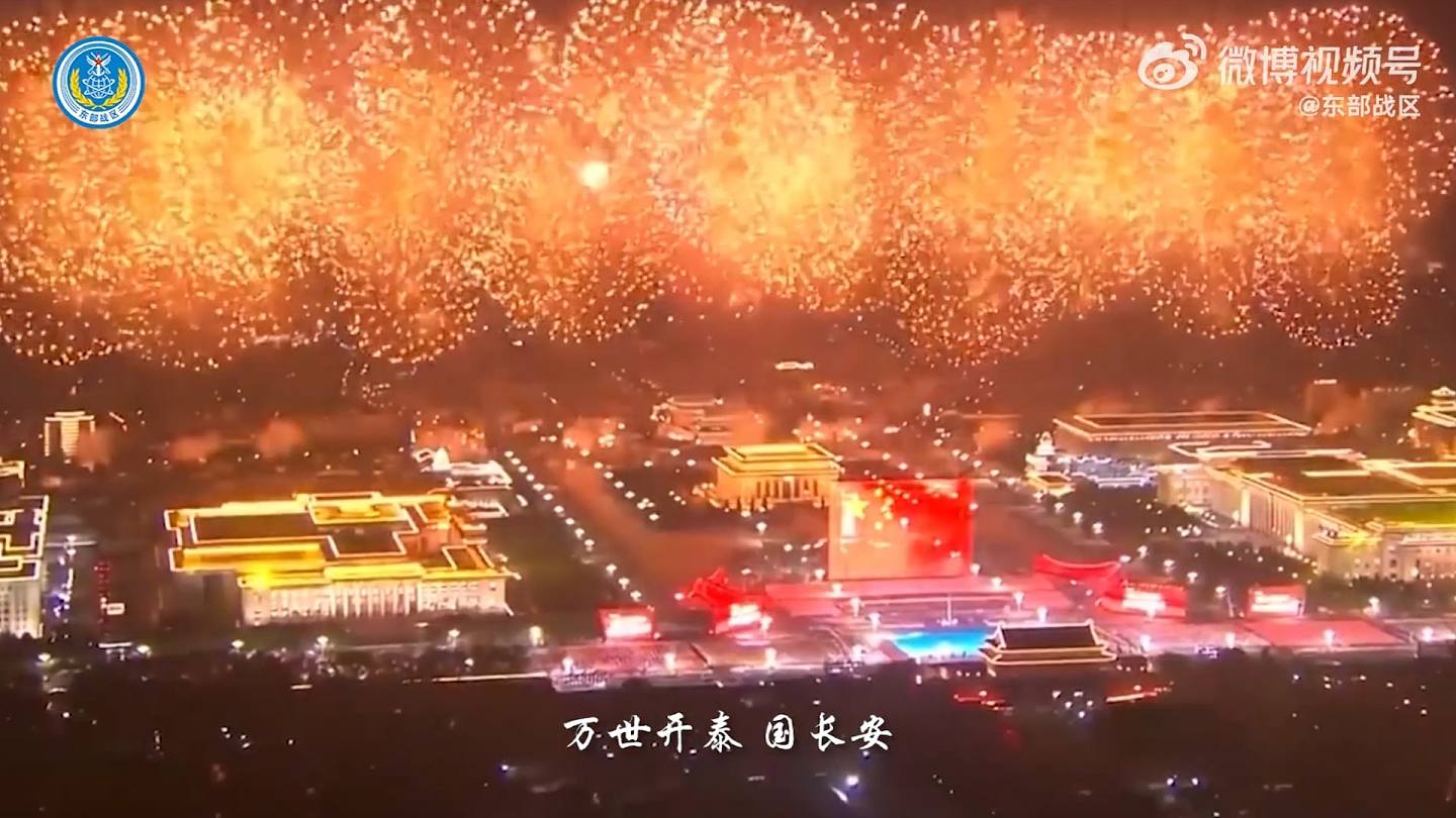 影片穿插兩岸景色與大陸高鐵，包括北京天安門與台北101跨年煙火等景觀。（影片截圖）