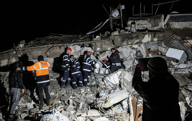 土耳其发生至少77次余震，5600多座建筑物倒塌！40名消防员救人反受困，遭倒塌房屋压住（组图） - 1
