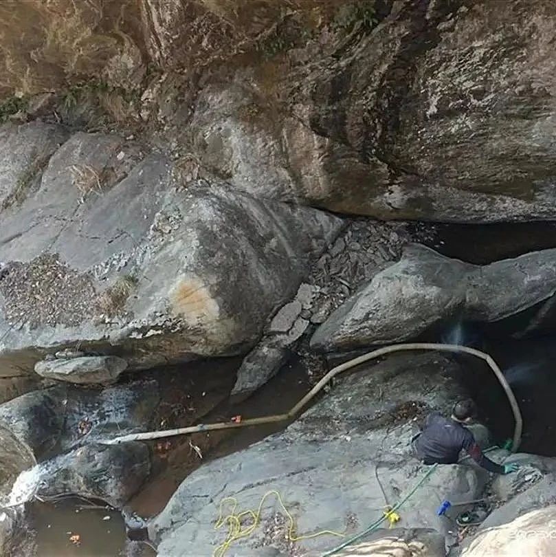 女游客不慎将手机掉进约700米深的峡谷。 网图