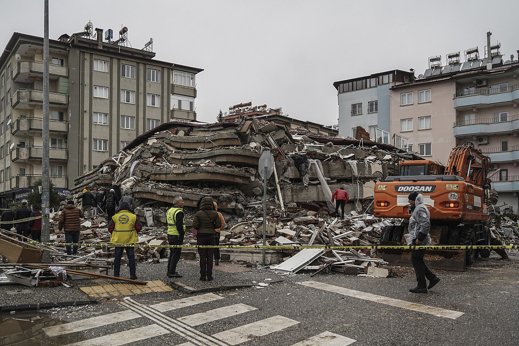 土耳其加济安泰普一座被毁建筑物的废墟中搜寻人员。 AP