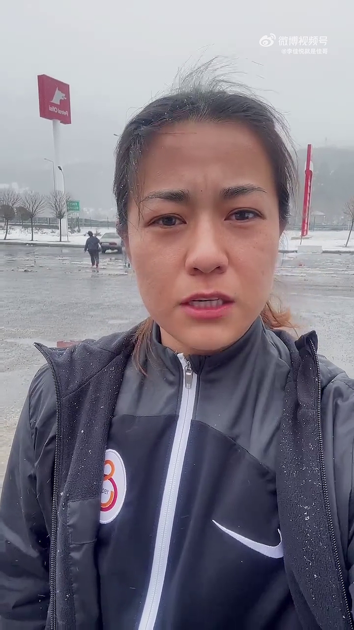 女足球员李佳悦在地震逃亡的路上，又遇强余震和暴风雪。