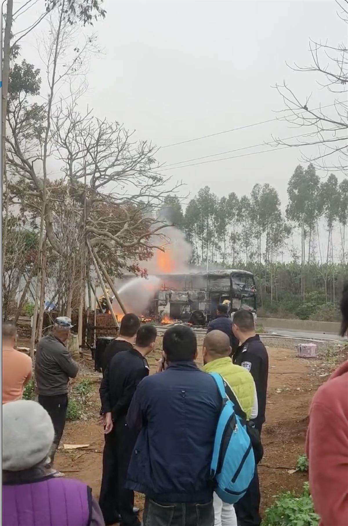 广东巴士公路起火，烧到只剩外壳，35名乘客安全撤离（组图） - 2