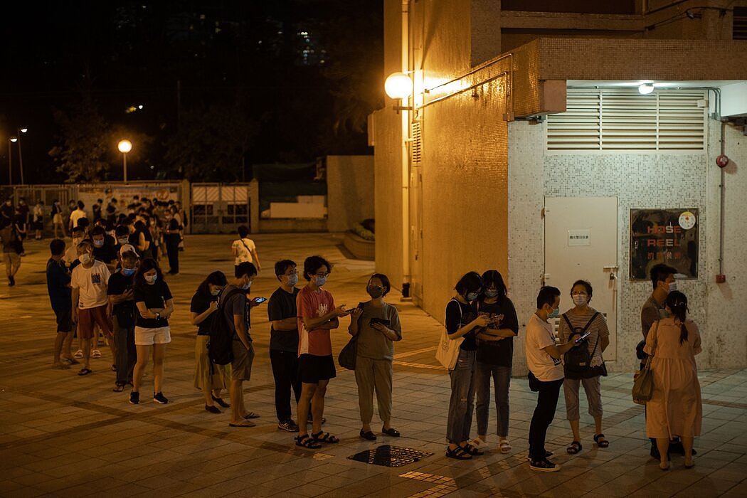 在2020年香港举行的非官方初选中，等待投票的民众。
