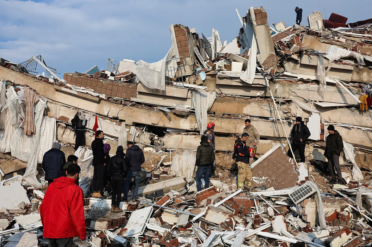 民众和救难人员7日持续在土耳其地震灾区搜救。 路透社
