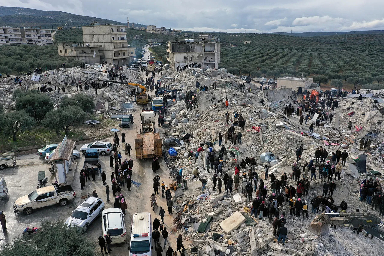 离土耳其边境约2公里的叙利亚哈伦村（Harem），有多栋房屋被震垮。 美联社
