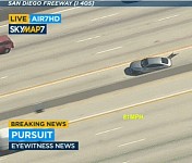 突发！洛杉矶405高速发生警匪追逐事件，像拍警匪片一样！女司机试图劫持卡车逃跑（视频/组图）